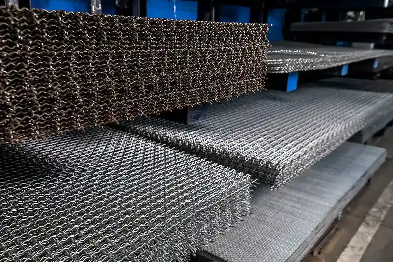 Reti metalliche su scaffali in Sidercasilina, punto di riferimento per l'acquisto di lamiere, tubolari, profilati, travi, serramenti, grigliati e molto altro